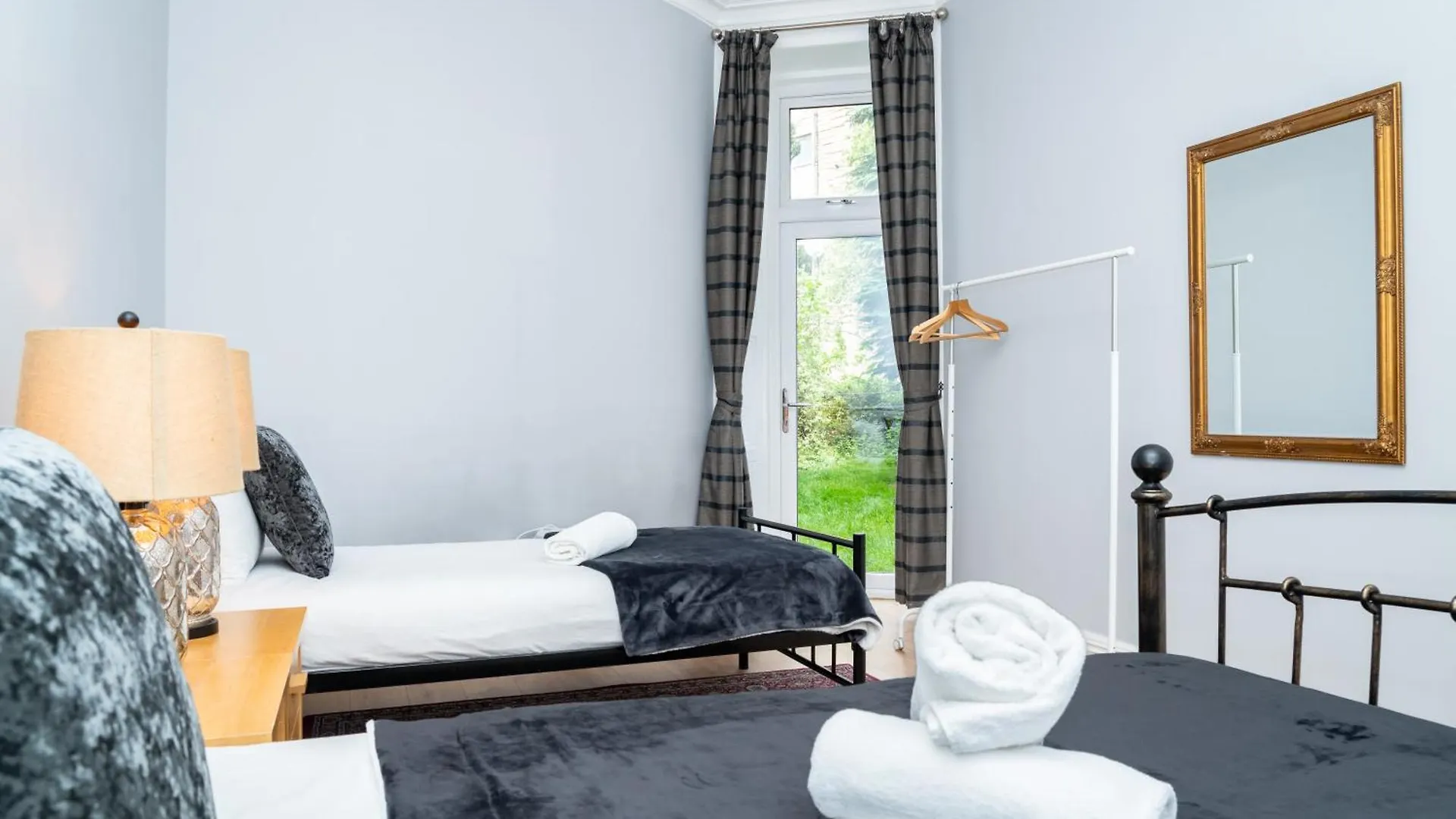 3Br Home Next To Stadium Near Airport Sleeps 7 Edimburgo 0*,  Reino Unido