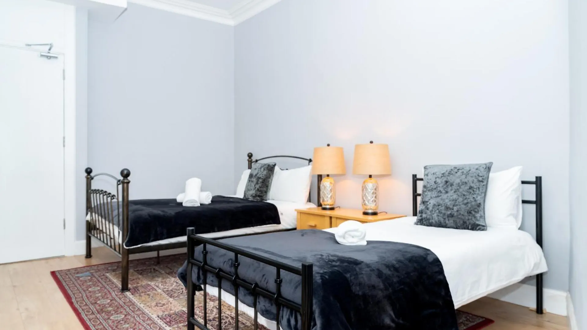 3Br Home Next To Stadium Near Airport Sleeps 7 Edimburgo 0*,  Reino Unido